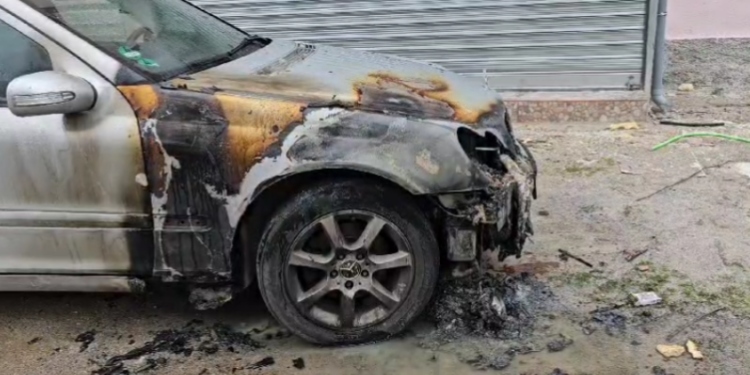 I vunë zjarrin dy makinave, arrestohen 4 adoleshentët në Korçë