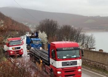 Kamioni në Kukës del nga rruga gjatë natës, bllokohet qarkullimi i mjeteve