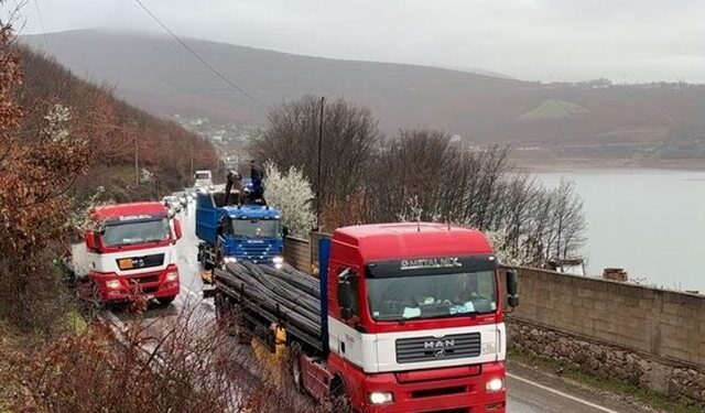 Kamioni në Kukës del nga rruga gjatë natës, bllokohet qarkullimi i mjeteve