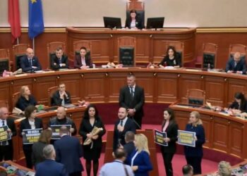 Fillon seanca plenare, sërish tensione nga opozita