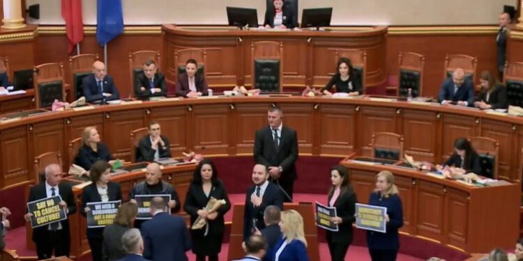 Fillon seanca plenare, sërish tensione nga opozita