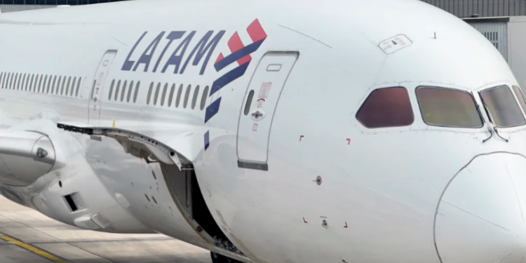 Pasagjerët përjetojnë tmerr në avionin Boeing, 50 të lënduar nga turbulencat e forta