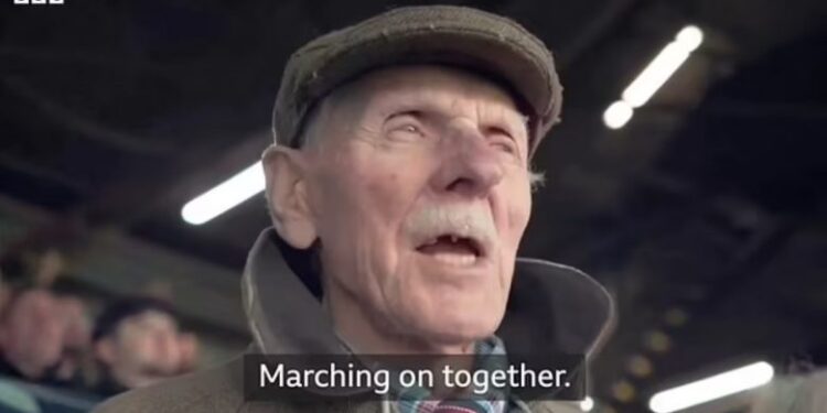 Moment emocionues – një tifoz 98 vjeç i këndon me çmenduri çdo fjalë himnit të klubit, pavarësisht se ai nuk e kujton as moshën e tij