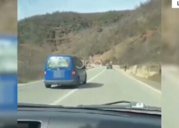Iu publikua videoja duke bërë parakalime të gabuara në aksin rrugor Librazhd-Qafë Thanë, e pëson shoferi