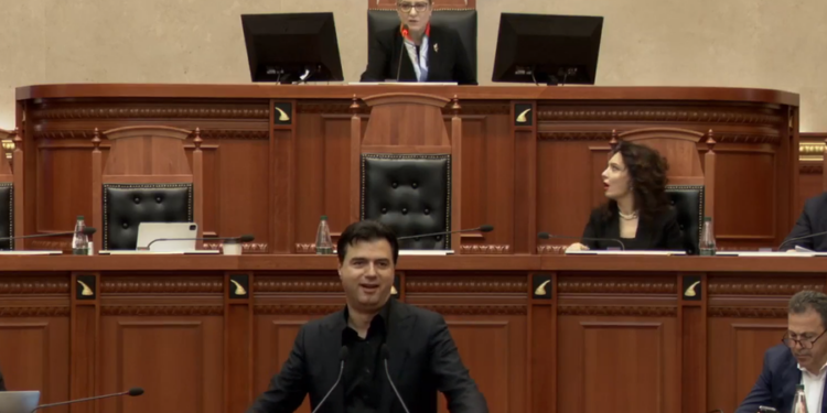 Zhurmë në Kuvend dhe bllokim i foltores/ Lindita Nikolla përjashton Bashën