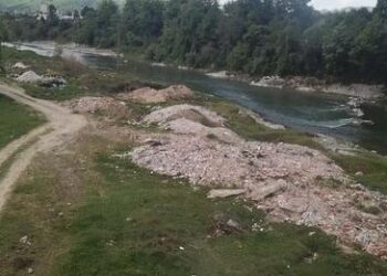 Ngjarja horror në Krujë, dyshohet se vajza e madhe ndihmoi nënën të hidhte foshnjën e porsalindur në lumë