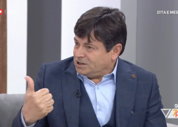 “Mësuesit trajtohen në mënyrë mizore”, pedagogu Susaj: Rritën pagat e deputetëve, ka zënë vend injoranca