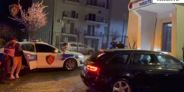 Morën peng 19-vjeçarin dhe e mbyllën në garazh për t’i vjedhur lekët, arrestohen dy të rinj në Mirditë