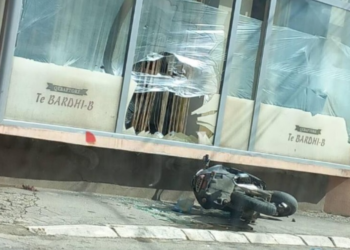 Aksident rrugor/ Motoçikleta thyen xhamat e lokalit
