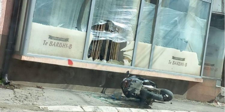 Aksident rrugor/ Motoçikleta thyen xhamat e lokalit
