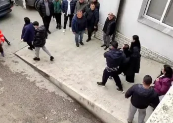 VIDEO/ “Merma jetën o Zot!” Shpërthimi në Lushnje i mori jetën babait dhe të birit, e afërmja e viktimave shpërthen në lot