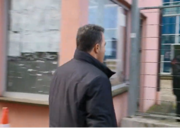 Ministri i Mbrojtjes, Niko Peleshi shkon në SPAK. Momenti kur hyn në Prokurorinë e Posaçme