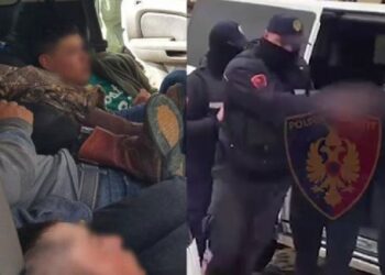 Shkaktoi aksident teksa transportonte emigrantë, banorët e Pogradecit mbajnë ‘peng’ italianin