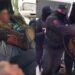 Shkaktoi aksident teksa transportonte emigrantë, banorët e Pogradecit mbajnë ‘peng’ italianin
