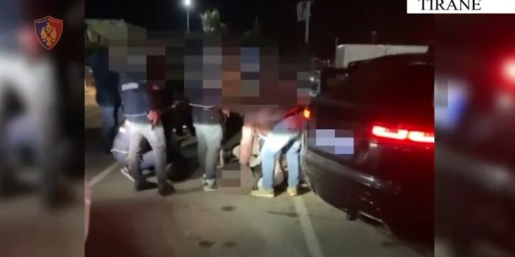 Makina e mbushur me armë nga Shkodra drejt Tiranës!