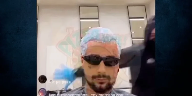 VIDEO/ Karrige e grushta kokës, dhunohet ‘live’ reperi Sin Boy në Greqi 