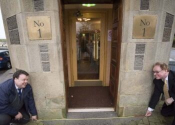 FOTO/ Rruga më e shkurtër në botë – është vetëm dy metra e gjatë dhe në të ndodhet edhe një hotel