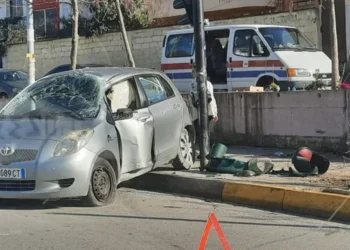 Aksident në Tiranë, shoferi humb kontrollin e mjetit, përplaset me semaforin