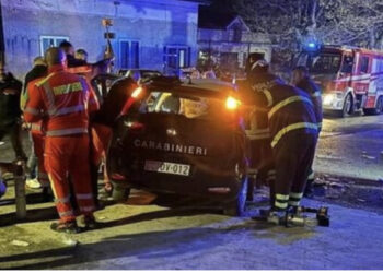 Përplasen tre makina, vdesin 2 policë, 4 të plagosur