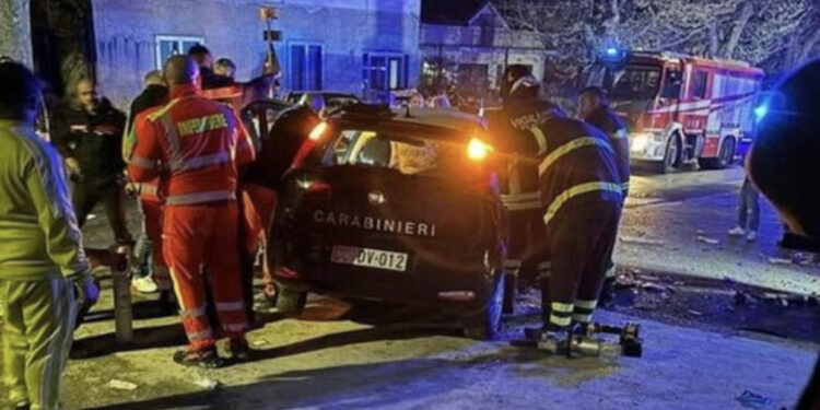 Përplasen tre makina, vdesin 2 policë, 4 të plagosur