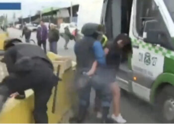 VIDEO/ E pazakontë! Gruaja rrëmben armën e policit dhe qëllon para njerëzve!