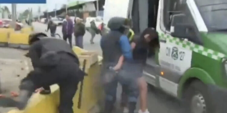 VIDEO/ E pazakontë! Gruaja rrëmben armën e policit dhe qëllon para njerëzve!