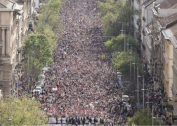 Dhjetëra mijëra njerëz marshojnë kundër qeverisë së Orban në Budapest