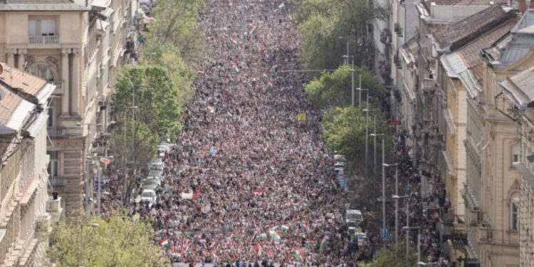 Dhjetëra mijëra njerëz marshojnë kundër qeverisë së Orban në Budapest