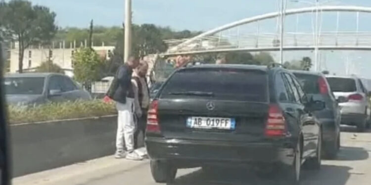 Aksident i katërfishtë në autostradën Tiranë-Durrës, krijohen radhë të gjata trafiku