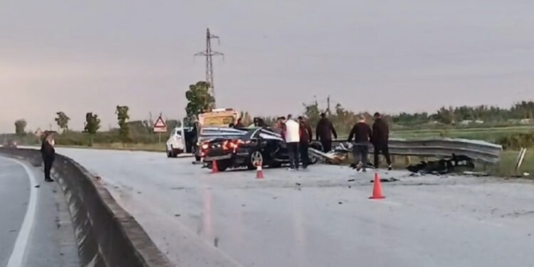 Aksident në Lushnje, dy mjetet përplasen, drejtuesit në gjendje të rëndë