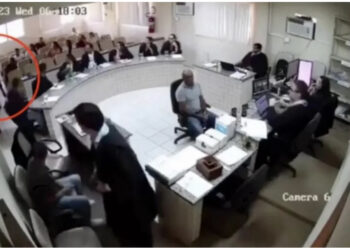 Moment tmerri gjatë një seance gjyqësore, djali qëllon me armë vrasësin e babait të tij