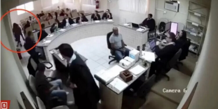 Moment tmerri gjatë një seance gjyqësore, djali qëllon me armë vrasësin e babait të tij