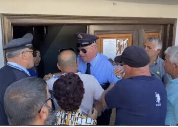 Protestë në Belsh, tregtarët çajnë policinë dhe hyjnë me forcë në bashki