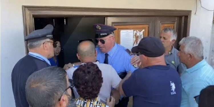 Protestë në Belsh, tregtarët çajnë policinë dhe hyjnë me forcë në bashki