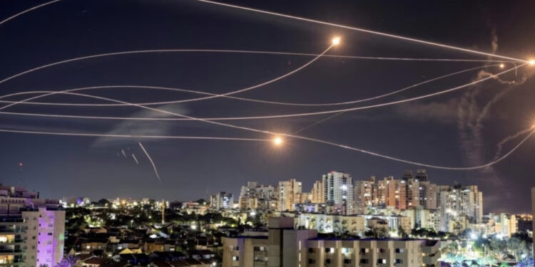 Lufta ka nisur! Irani lëshon dronët, Izraeli ngre ‘Kupolën e Hekurt’