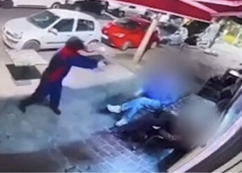 Video/ Atentat me armë zjarri ndaj shqiptarit në Bruksel, pamje nga momenti kur i maskuari qëllon drejt kafenesë