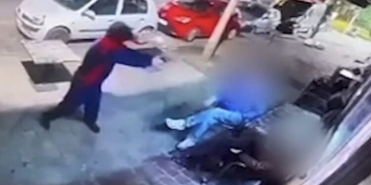 Video/ Atentat me armë zjarri ndaj shqiptarit në Bruksel, pamje nga momenti kur i maskuari qëllon drejt kafenesë