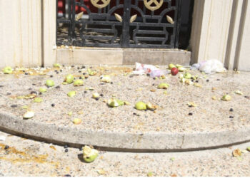 FOTO/ Çfarë lanë protestuesit në derën e bashkisë Tiranë