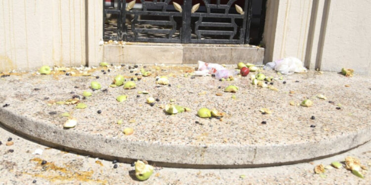 FOTO/ Çfarë lanë protestuesit në derën e bashkisë Tiranë