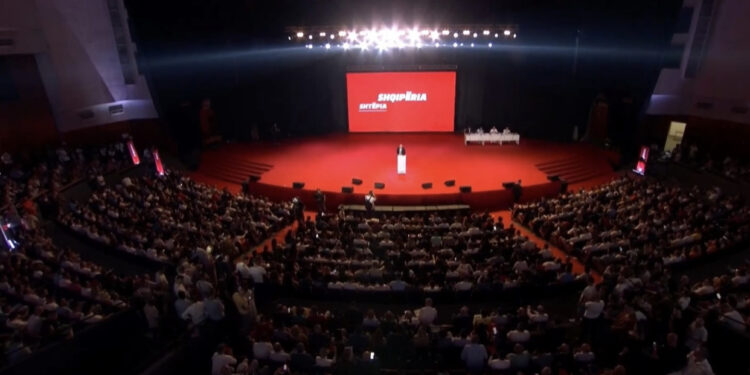 Tedi Blushi publikon axhendën e Konventës së Partisë së Lirisë