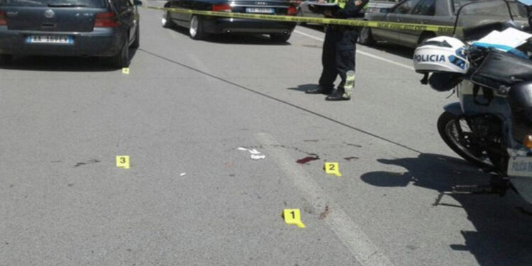 Aksident në Korçë, makina përplas kalimtarin në mes të bulevardit