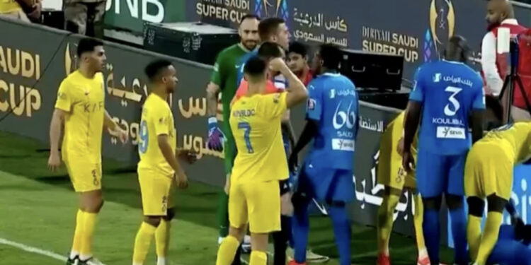 Goditi me bërryl kundërshtarin, gjobë dhe pezullim për Cristiano Ronaldon