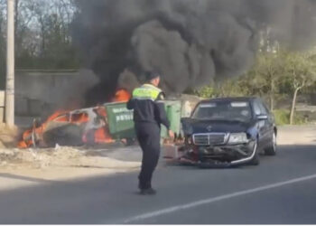 Përplasen dy makina në Fushë Krujë, njëra prej tyre shpërthen në flakë