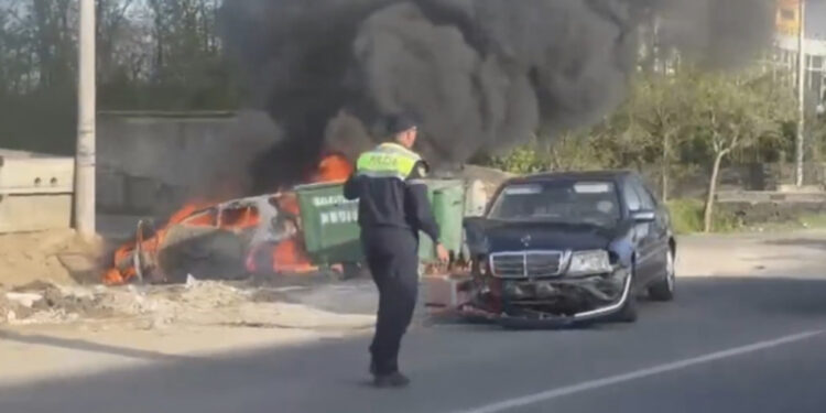 Përplasen dy makina në Fushë Krujë, njëra prej tyre shpërthen në flakë