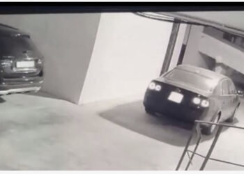 Video/ Momenti kur autori i vë flakën makinës së drejtoreshës së Tatimeve në Vlorë!