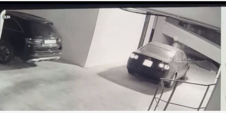 Video/ Momenti kur autori i vë flakën makinës së drejtoreshës së Tatimeve në Vlorë!