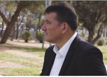 SKANDALI/ Pirro Dhima kërkon vota në emër të ‘Vorio Epirit’ dhe si ‘Pirro i të gjithë grekëve’ me pamje nga Shqipëria