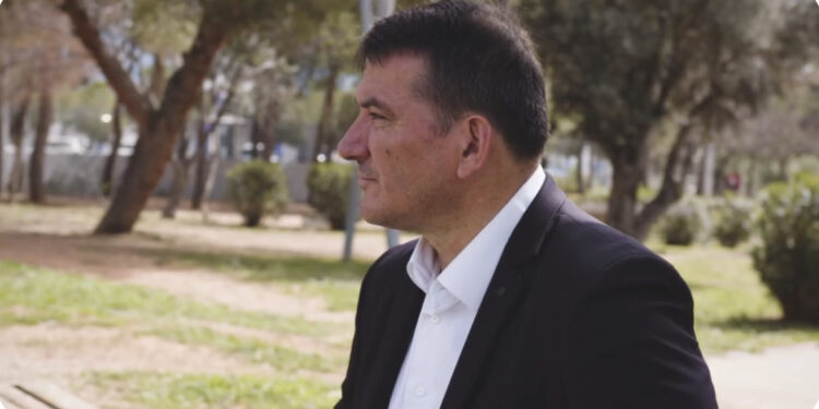 SKANDALI/ Pirro Dhima kërkon vota në emër të ‘Vorio Epirit’ dhe si ‘Pirro i të gjithë grekëve’ me pamje nga Shqipëria