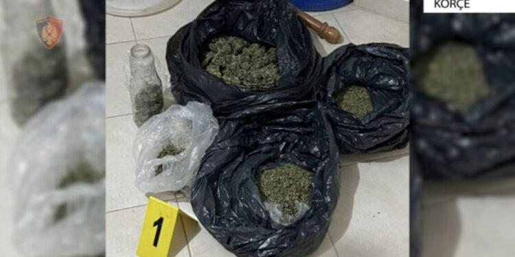 17-vjeçarit në Korçë i gjenden çanta me drogë në banesë, si tentoi t’i ikte Policisë