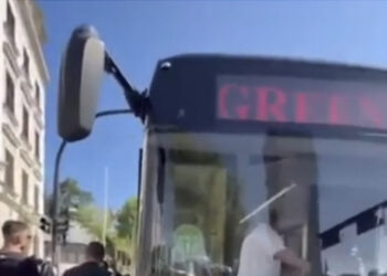 VIDEO/ Urbani i “Green Line” i Nadir Çaushollit futet me të kuqe, përplas dy këmbësore në Tiranë